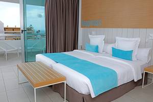 Doppelbett-Zimmer im LABRANDA Bronze Playa Hotel mit Balkon und Meerblick.