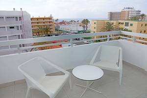 Terrasse mit zwei Stühlen und einem Tisch im Hotel LABRANDA Bronze Playa