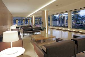 Hotelloungebereich des LABRANDA Bronze Playa mit modernen Möbeln, großen Fenstern und Pflanzen.