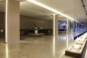 Hotellobby des LABRANDA Bronze Playa mit Marmorboden, Sofas, Tischen und Pflanzen.