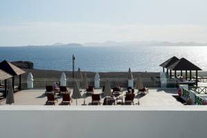 Livvo Volcan Lanzarote Hotel Terrasse mit Blick auf das Meer und die Berge