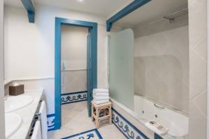 Badezimmer im LIVVO Volcan Lanzarote Hotel mit Badewanne und Dusche