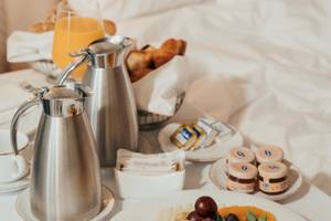 Frühstücksbuffet im LIVVO Volcan Lanzarote Hotel mit Früchten, Brötchen und Getränken.