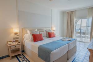 Doppelzimmer mit Meerblick im LIVVO Volcan Lanzarote Hotel, mit zwei Betten, einem Schreibtisch und einer Terrasse.