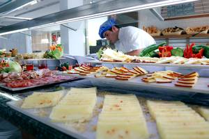 Buffet im LABRANDA Bronze Playa Hotel mit verschiedenen Gerichten und einem Koch, der bedient.