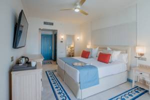 Hotelzimmer im LIVVO Volcan Lanzarote mit Doppelbett, Fernseher und Nachttisch