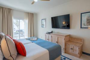 Zimmer im LIVVO Volcan Lanzarote Hotel mit Doppelbett, Fernseher und Balkon.