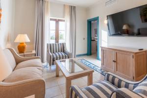 Wohnzimmer im LIVVO Volcan Lanzarote Hotel mit Fernseher, Couch, Stühlen und Tisch