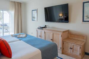 Doppelzimmer im LIVVO Volcan Lanzarote mit Balkon, Bett, Fernseher und Schrank.