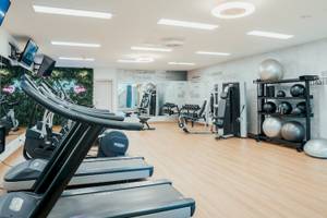 Fitnessraum im LIVVO Volcan Lanzarote Hotel mit Laufbändern, Hanteln und Trainingsbällen.