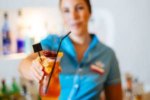 Barkeeper des LIVVO Volcan Lanzarote serviert einen Cocktail