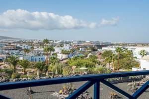 Blick auf Marina Porto Mossel und Umgebung vom LIVVO Volcan Lanzarote Hotel.