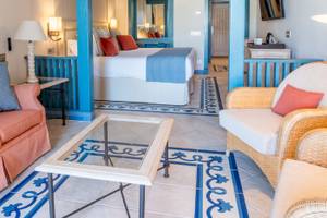 Interieur des Schlafzimmers im LIVVO Volcan Lanzarote Hotel mit blauen Akzenten und einem Bett.