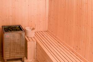 Sauna im LIVVO Volcan Lanzarote Hotel mit Holzwänden und Sitzbänken.