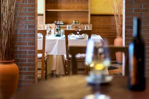 Innenansicht des Restaurants im LIVVO Volcan Lanzarote Hotel mit Tisch, Stühlen und Dekoration.