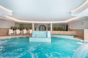 Innenpool des LIVVO Volcan Lanzarote Hotels mit Wasserfall und Lounge-Sesseln