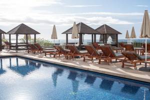 Pool-Terrasse des LIVVO Volcan Lanzarote Hotels mit Sonnenliegen und Schirmen