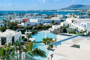 Luftaufnahme des LIVVO Volcan Lanzarote Hotels mit Pool und Hafen