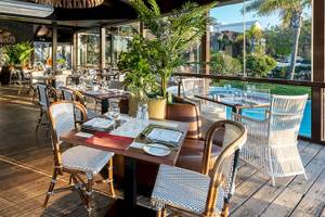 Restaurantterrasse des LIVVO Volcan Lanzarote Hotels mit Blick auf den Pool