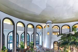 Innenbereich des LIVVO Volcan Lanzarote Hotels mit Pool und Pflanzen