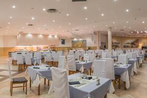 Restaurant des Muthu Playa Varadero Hotels mit vielen gedeckten Tischen und Stühlen.