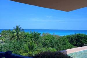 Aussicht auf den Ozean vom Muthu Playa Varadero Hotel aus mit blauem Himmel und grüner Vegetation.