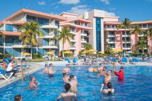 Gruppe von Menschen, die im Pool des Muthu Playa Varadero Hotels spielen.