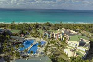Luftaufnahme des Muthu Playa Varadero Hotels mit Swimmingpool und Blick auf den Ozean.