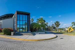 Außenansicht des Muthu Playa Varadero Hotels mit Eingang und Pflanzen.