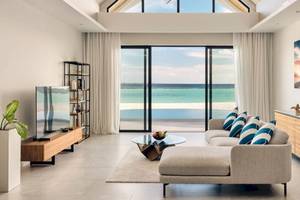 Wohnzimmer des Nova Maldives Hotels mit Blick auf das Meer und die Küste.