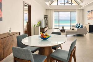 Wohnbereich des Nova Maldives Hotels mit Blick auf das Meer und der Insel.