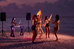Nova Maldives Abendveranstaltung am Strand mit Musik und Tänzern.