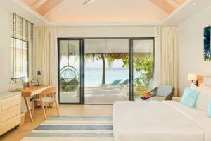 Zimmer im Nova Maldives Hotel mit Blick auf den Ozean und einer Hängematte