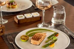 Fischplatte mit Spargel und Limettenscheibe im Nova Maldives