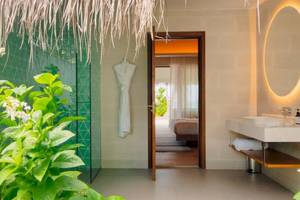 Außenbereich des Badezimmers im Nova Maldives mit grüner Wand und Dusche