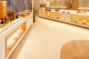 Buffetbereich im Nova Maldives Hotel mit verschiedenen Speisen und Dekor.