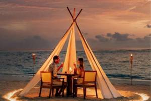 Romantisches Essen unter Zelt am Strand im Nova Maldives Hotel.