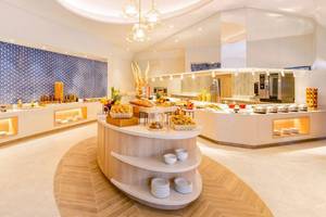 Frühstücksbuffet im Nova Maldives Hotel mit verschiedenen Speisen und Getränken.