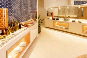 Frühstücksbuffet im Nova Maldives Hotel mit vielen Gerichten und Salaten.