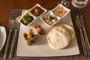 Gedeckte Essensplatte mit verschiedenen Gerichten im Hotel Nova Maldives.