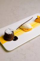 Schokoladen-Fondue-Dessert auf einem weißen Teller im Hotel Nova Maldives