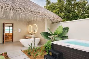 Außenbadezimmer der Nova Maldives Suite mit Badewanne, Dusche und Whirlpool.