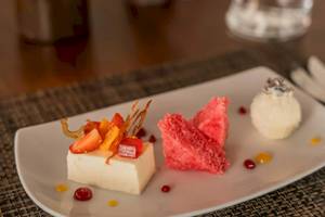 Exotisches Dessert aus dem Nova Maldives Hotel, bestehend aus verschiedenen Fruchtstücken und Eis.