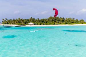 Kitesurfer im kristallklaren Wasser vor Nova Maldives