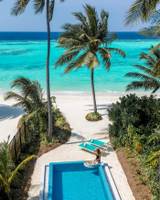 Luftaufnahme von Nova Maldives Strand mit Pool und Blick auf das Meer.