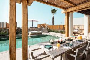 Mitsis Selection Rinela Hotel Terrasse mit Tisch und Pool