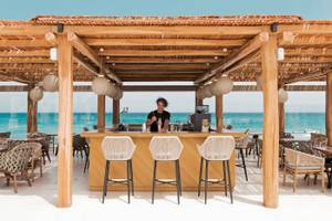 Bar-Terrasse im Mitsis Selection Rinela Hotel mit Blick auf das Meer