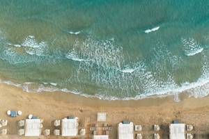 Luftaufnahme des Mitsis Selection Rinela Hotels, Strand und Meer