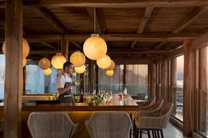 Mitsis Selection Rinela Barkeeper am Tresen mit Blick auf den Ozean