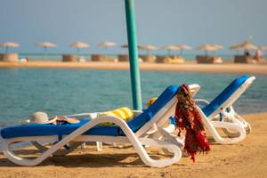 Strandszenerie mit Liegestühlen und Sonnenschirmen im Mövenpick Resort & Spa El Gouna